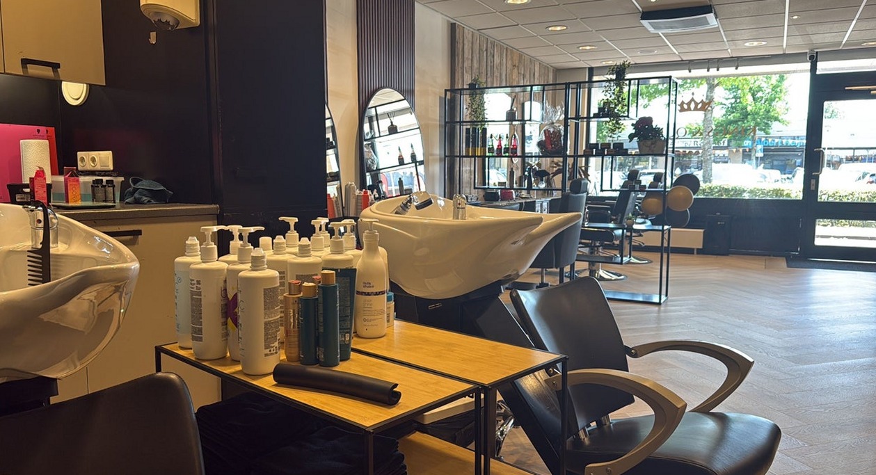 De wasbakken met verzorgingsproducten, met de salon erachter