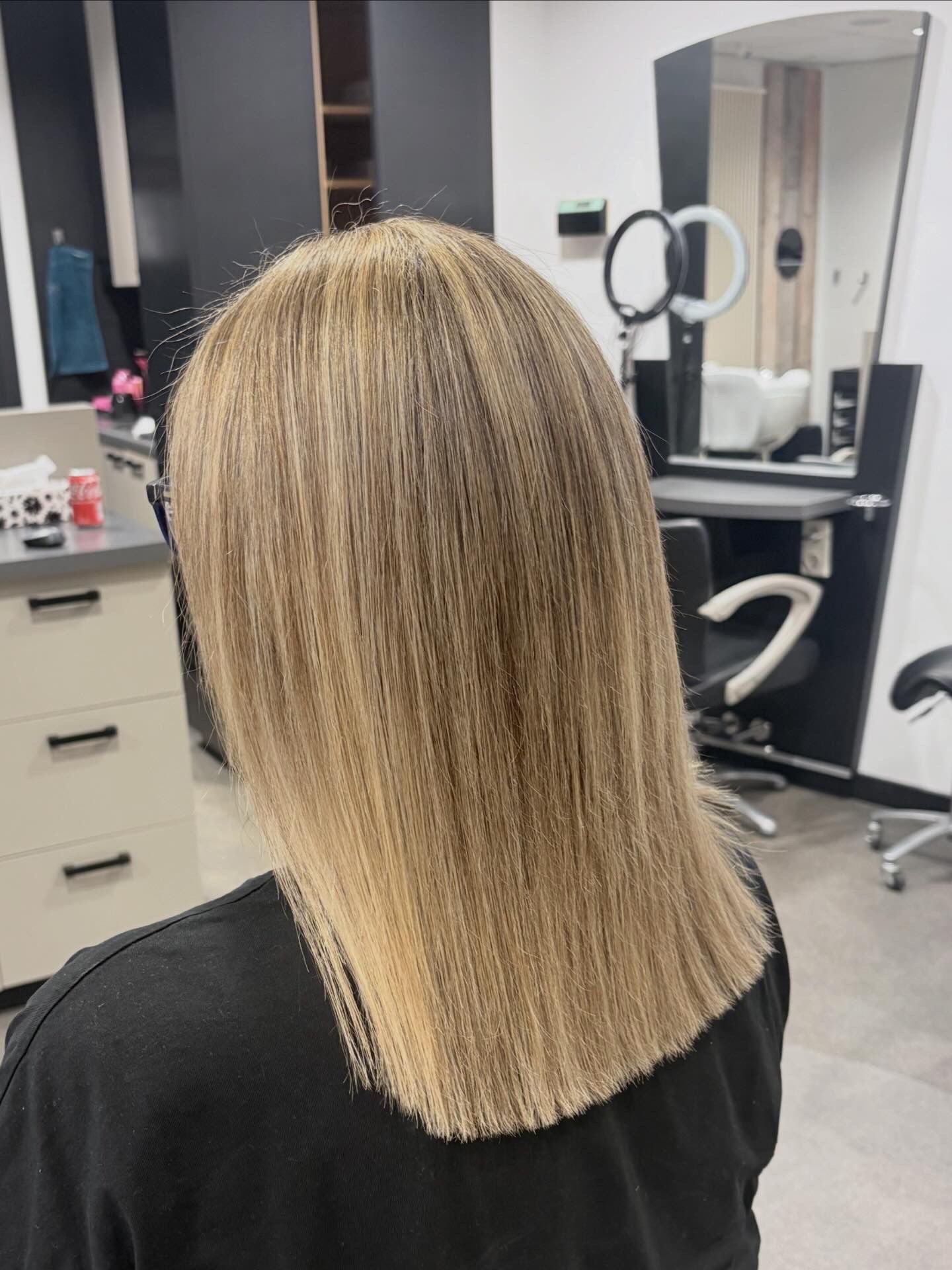 Strak, recht geknipt blond haar, van achteren