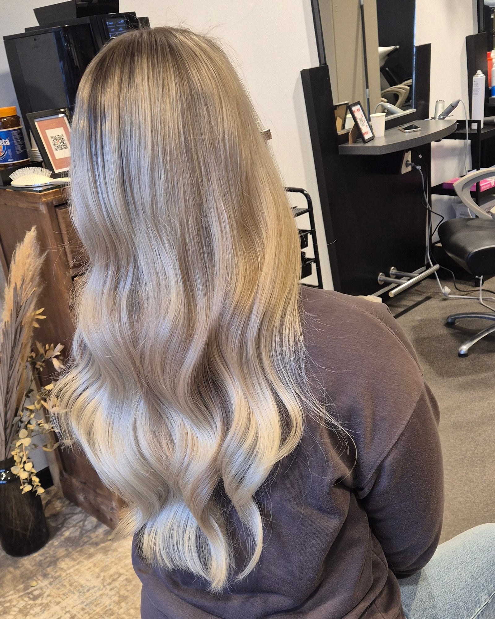 Lange blonde golven, van achteren gezien